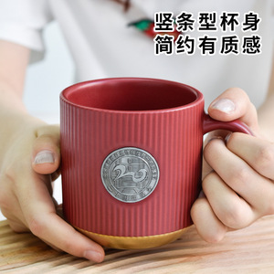 Taza de Cerámica con Emblema de Bronce Chapado en Oro, Diseño Redondo Moderno, Duradera, Ideal para Regalos Empresariales - Product Image 3