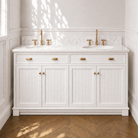 Meuble-lavabo de salle de bain traditionnel au design à lattes avec comptoir en marbre de Carrare, lavabo en céramique à encastrer, tiroirs et portes à fermeture douce