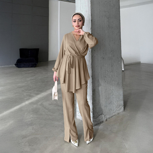 Ensemble coordonné ODM taupe, haut peplum à col en V et pantalon à ourlet fendu, vêtements de détente islamiques modernes en polyester, coupe ample - Product Image 1