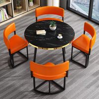 Ensemble table et quatre chaises en pierre colorée et fer forgé, empilables, adaptés à la cuisine, à la salle à manger, à la maison, à l'hôtel ou à la villa