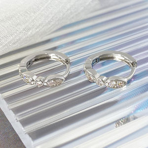 Pendientes de Aro Huggie de Moda con Baño de Oro de 18k y Circonitas 3A Impermeables para Mujer - Product Image 3