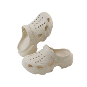 Sandalias Crocs blancas de suela gruesa antideslizantes con punta cerrada para hombres y mujeres, sandalias planas con tacón de 3cm para uso en exteriores y playa - Product Image 5