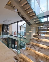 Eichenholz-Treppe mit Einholm-Treppenhaus Schwarze Beschläge 12mm Glasgeländer