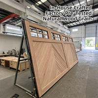Porte de garage sectionnelle isolée en bois massif blanc sur mesure, style Shaker, avec panneaux encastrés et quatre fenêtres arquées, pour villa de luxe