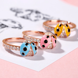 Anello a Forma di Coccinella di Colore Rosa, Design Creativo per Donne - Product Image 2