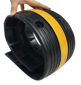 आउटडोर 1-चैनल रबर केबल रक्षक गति बम्प पीले + काले 10-15mph के लिए-पोर्टेबल फिक्स्ड इंस्टॉलेशन कंक्रीट - Product Image 3