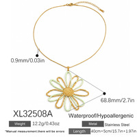 Collier pendentif fleur marguerite en acier inoxydable plaqué or 18 carats pour femme, breloque émaillée creuse, étanche, hypoallergénique, cadeau bijou