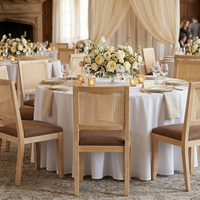 Chaise d'événement en bois massif avec dossier en rotin tressé et assise en tissu doux pour mariages rustiques, fêtes, banquets et événements en plein air
