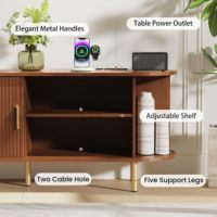 Meuble TV ovale en noyer de 55 pouces avec 2 prises de courant et ports USB, portes coulissantes cannelées, étagère réglable et 5 pieds dorés pour téléviseurs jusqu'à 60 pouces.