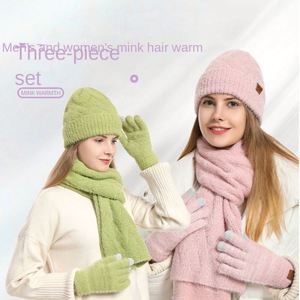 Nouvel ensemble hiver 3 pièces pour femme : bonnet tricoté, écharpe polaire épaisse et gants de protection auditive - Product Image 4