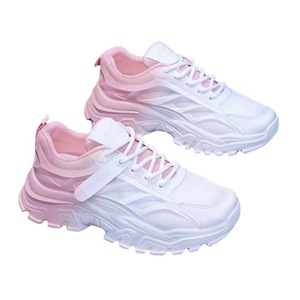 Zapatillas deportivas rosas transpirables para mujer con suela gruesa para aumentar la altura, zapatillas casuales modernas y a la moda para caminar. - Product Image 1