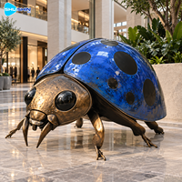 Sculpture de coccinelle colorée en bronze, finition peinte, laiton, cuivre, statue d'insecte personnalisée pour hôtel, cour, villa, jardin, place publique