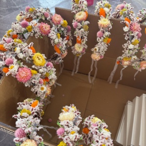 <span class=keywords><strong>Couronne</strong></span> de fleurs éthérée de style forêt pastorale, accessoire capillaire artistique et frais pour mariages, idéal pour les coiffures chignon. - Product Image 2