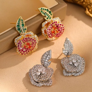 Pendientes de Botón de Alta Gama Estilo Palacio Francés con Microincrustaciones Geométricas de Circonia Dorada para Mujer, Elegantes y de Moda, Industria Pesada - Product Image 1