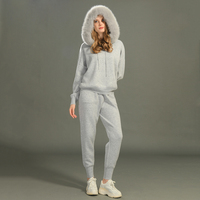 En Gros Ensemble Deux Pièces pour Femme : Manteau Tricoté à Capuche et Pantalon avec Col en Vraie Fourrure de Renard, Pull en Laine Tricoté Printemps