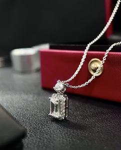 Collar de Oro de 18K Premium con Esmeralda, Diamantes Cultivados y Creados en Laboratorio y Detalles de Esmeralda Natural - Product Image 2