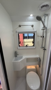 Autocaravana de Lujo Ecocampor Blanca 4x4 con Batería de Litio y Paneles Solares, 2+2 <span class=keywords><strong>Plazas</strong></span>, Lista para Acampar en Australia, Ideal para Senderismo - Product Image 4