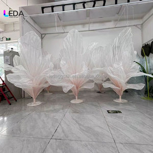 Flores de Magnolia Gigantes Hechas a Mano con Organza LEDA, Centro de Mesa Romántico y de Ensueño para Decoración de Bodas y Fiestas - Product Image 1