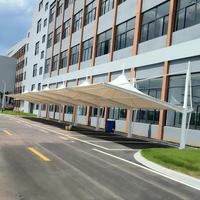Structure de membrane en tissu tendu sur mesure pour abri de stationnement public