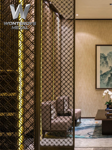 Décoration intérieure personnalisable, écran de séparation en maille de fil tissé ondulé en acier inoxydable 304 doré pour hôtel, salon, restaurant - Product Image 4