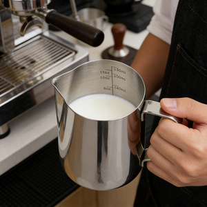 Accessoires pour café : Pichet à lait pour <span class=keywords><strong>latte</strong></span> art en acier inoxydable 304, noir et argent, 350 ml, avec pointe barista et échelle interne, personnalisable avec logo - Product Image 6