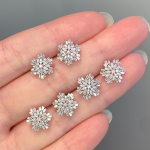 อาซูโอ 18K ทองคำขาวแท้ ประดับเพชรธรรมชาติ ต่างหูรูปดอกไม้หิมะ ของขวัญสำหรับผู้หญิง งานแต่งงาน งานปาร์ตี้ AU750 เครื่องประดับสำหรับใส่ทุกวัน - Product Image 3
