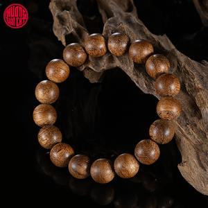 สร้อยข้อมือไม้กฤษณาธรรมชาติ ลูกปัดกลมขนาด 12 มม. ไม้แก่แตกแตกลอกบางส่วน น้ำหนักเบา กลิ่นหอมเข้มข้น หายาก น้ำหนัก 14.67 กรัม - Product Image 2