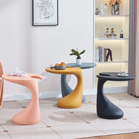 Table d'appoint nordique moderne au design simple, table basse en plastique de forme irrégulière pour chambre, salon, balcon, coin de maison