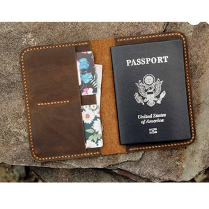 Porte-cartes élégant de luxe en cuir véritable pour passeport avec design unique Protection RFID intégrée Options personnalisables - Product Image 4
