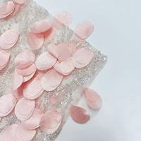 Tissu en dentelle rose 3D romantique à pétales, maille de tulle perlée argentée pour robe de mariée haute couture et robe de fée pour filles
