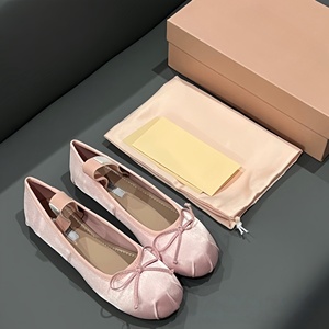 Zapatos Planos de Mujer MIU Otoño 2025, Diseño de Ballet con Punta Redonda, Bordado con Cinta en Terciopelo, Diseño de Lujo Personalizado - Product Image 3