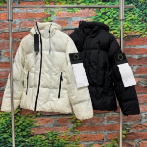 Blouson matelassé en coton à capuche unisexe avec étiquette décorative sur le bras, matelassage carré, coupe-vent, vêtement d'extérieur d'hiver noir, en stock - Product Image 1