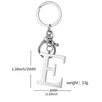 Vente en gros de porte-clés en acier inoxydable avec initiale de 26 lettres, pendentif de sac à dos minimaliste moderne, lettre C