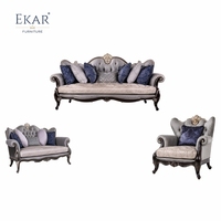 Canapé capitonné à trois arches Ciel d'Argent |   Canapé néoclassique de luxe gris argenté avec crête dorée - EKAR