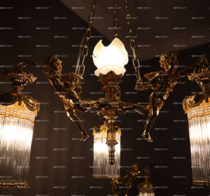 Lámpara Colgante Decorativa de Lujo para Comedor, con Escultura de Tres Ángeles en Latón Chapado en Oro de 24K, con Flecos de Vidrio y Cerámica - Product Image 6