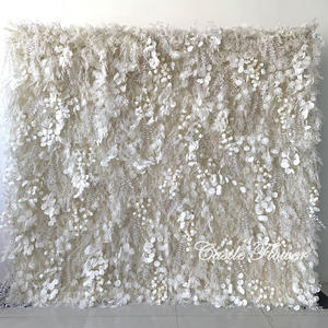 ฉากหลังงานแต่งงานแบบม้วนเก็บได้ รุ่น FW511-1 สีขาว ประดับด้วยดอกไม้ประดิษฐ์และขนนกกระจอกเทศสีขาว - Product Image 1