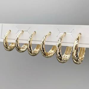 Sofisticati orecchini a cerchio raffinati per una presenza elegante e sofisticata - Product Image 1