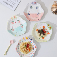 Creatief Kawaii Eco-vriendelijk porseleinen dessertbord van voedselveilige kwaliteit, onregelmatig gegraveerd, handgeschilderd fruit-salade ontwerp, 3D bloem