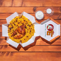 Boîte alimentaire pliable en papier personnalisée avec logo, pour poulet grillé, riz et suhoor arabe, idéale pour la livraison et la restauration.