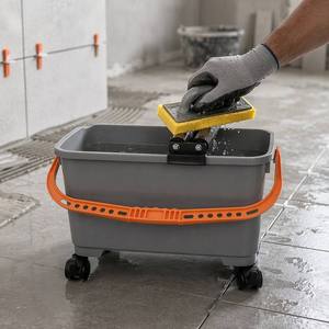 Secchio Portatile per Pulizia Fughe Piastrelle con Ruote e Rulli Raschietti - Sistema Efficiente per Lavaggio Piastrelle per Grandi Progetti di Pavimentazione - Product Image 1