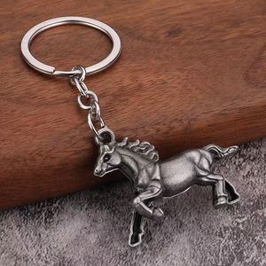 سلسلة مفاتيح بدلاية على شكل حصان عتيق وعصري ، سلسلة تسلق على شكل سحر الفروسية من المعدن - Product Image 3
