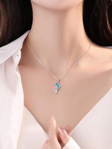 قلادة دولفين كلاسيكية أنيقة من بريف لايت، مطلية بالذهب، سلسلة ترقوة من الفولاذ المقاوم للصدأ للنساء - Product Image 3