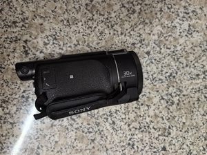 Caméscope Sony FDR-AX60 20X <span class=keywords><strong>4K</strong></span> <span class=keywords><strong>Handycam</strong></span> d'occasion pour enregistrements de voyages en famille - Product Image 3