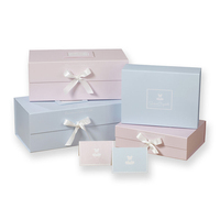 Boîte cadeau rigide en carton bleu magnétique pliable avec ruban, emballage exclusif avec logo personnalisé pour vêtements d'enfants