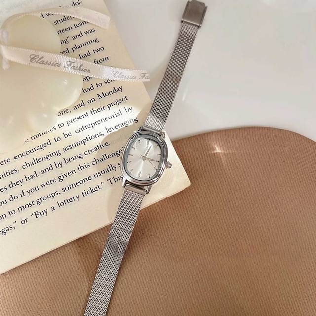 Irregular Mesh Belt Ladies  Elliptic Strap Watch Fashion Simple Retro Small Round    Wrist Watch for  Women