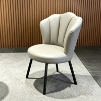 Chaise de salle à manger moderne en cuir à motif griffe de chat en forme de coquille, chaise d'appoint plissée en forme de pétale, chaise d'appoint à pieds en métal noir pour salle à manger et cuisine