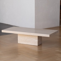 Table basse contemporaine de luxe en marbre, élégante table à café noire avec plateau rectangulaire moderne et design de pieds robustes