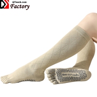 Chaussettes de compression antidérapantes au genou personnalisées en usine Chaussettes de sport antidérapantes en coton de haute qualité pour le yoga et le pilates