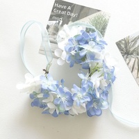 Couronne florale artisanale style forêt, Hortensia et baies, Coiffe de mariée, Bracelet floral en tissu non tissé 22 cm, pour les fêtes et les voyages