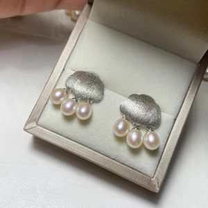 ต่างหูเงินแท้ S925 ประดับมุกน้ำจืด ดีไซน์เมฆหยดน้ำ พร้อมดีไซน์หยดน้ำขัดเงาแบบเฉพาะตัว โดดเด่น สง่างาม - Product Image 4